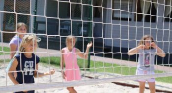 kolonia-dla-dzieci-3 grupa dzieci gra w siatkówkę plażową