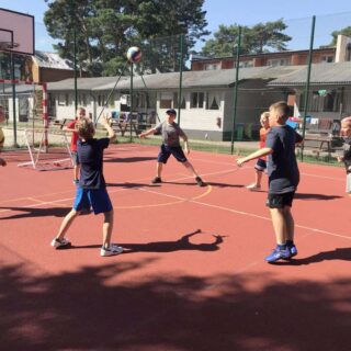 kolonia-5 grupa dzieci gra w piłkę podczas kolonii nad morzem w miejscowości Niechorze